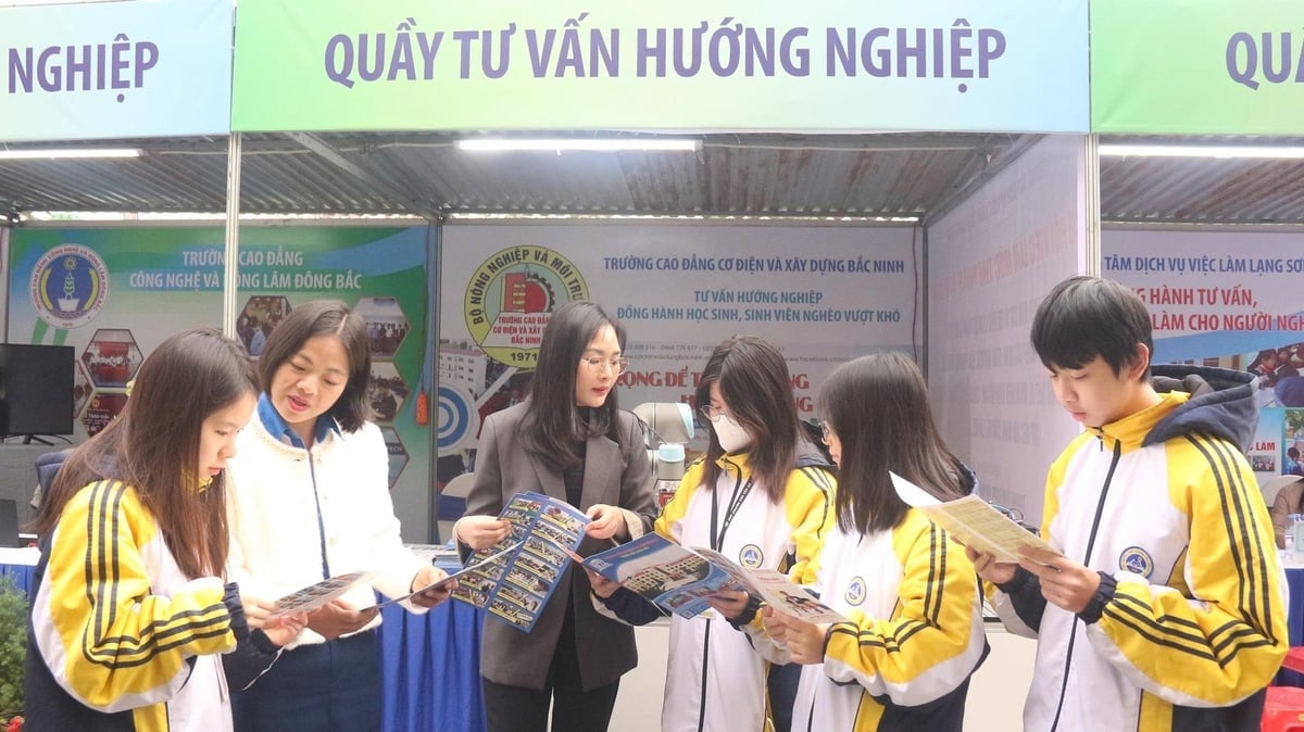 Giáo viên Trường Cao đẳng Cơ điện và Xây dựng Bắc Ninh tư vấn hướng nghiệp cho các em học sinh Lạng Sơn tham dự sự kiện. Ảnh: Phạm Hiếu.