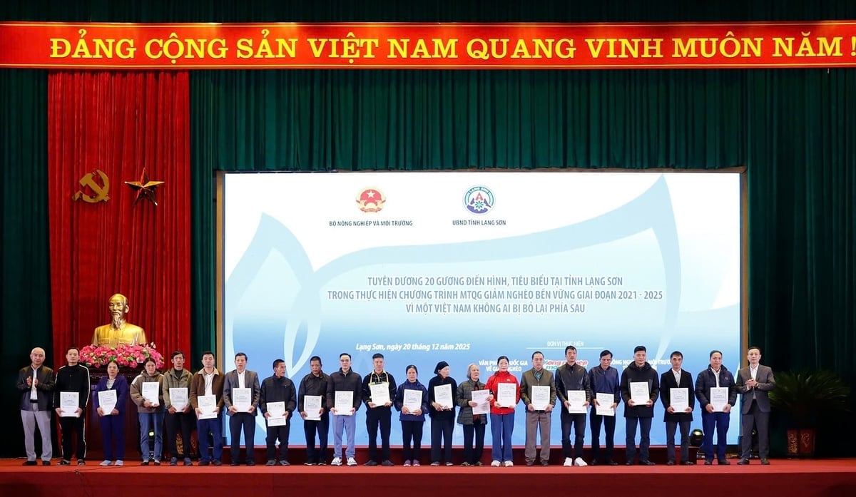 Thầy Trương Văn Tâm, Phó Hiệu trưởng, Chủ tịch Hội đồng Trường Cao đẳng Cơ điện và Xây dựng Bắc Ninh (ngoài cùng bên phải) trao tặng 20 suất quà trị giá 20 triệu đồng cho 20 gương điển hình tại Sự kiện 'Chung tay vì người nghèo - Không để ai bị bỏ lại phía sau'. Ảnh: Khương Trung.