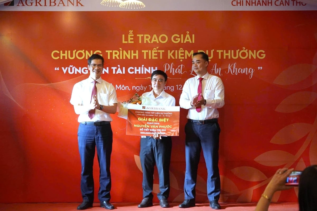 Lãnh đạo Agribank chi nhánh Cần Thơ và UBND phường Ô Môn trao giải Đặc biệt cho khách hàng may mắn. Ảnh: Minh Khương.