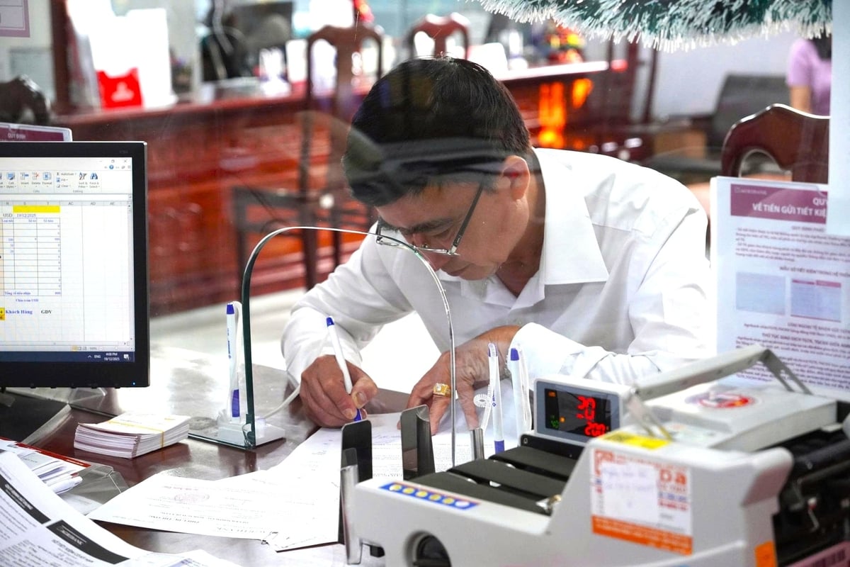 Ông Nguyễn Văn Phước – khách hàng trúng giải Đặc biệt 100 triệu đồng, từ chương trình tiết kiệm dự thưởng của Agribank chi nhánh Cần Thơ thực hiện thủ tục mở sổ tiết kiệm. Ảnh: Minh Khương.