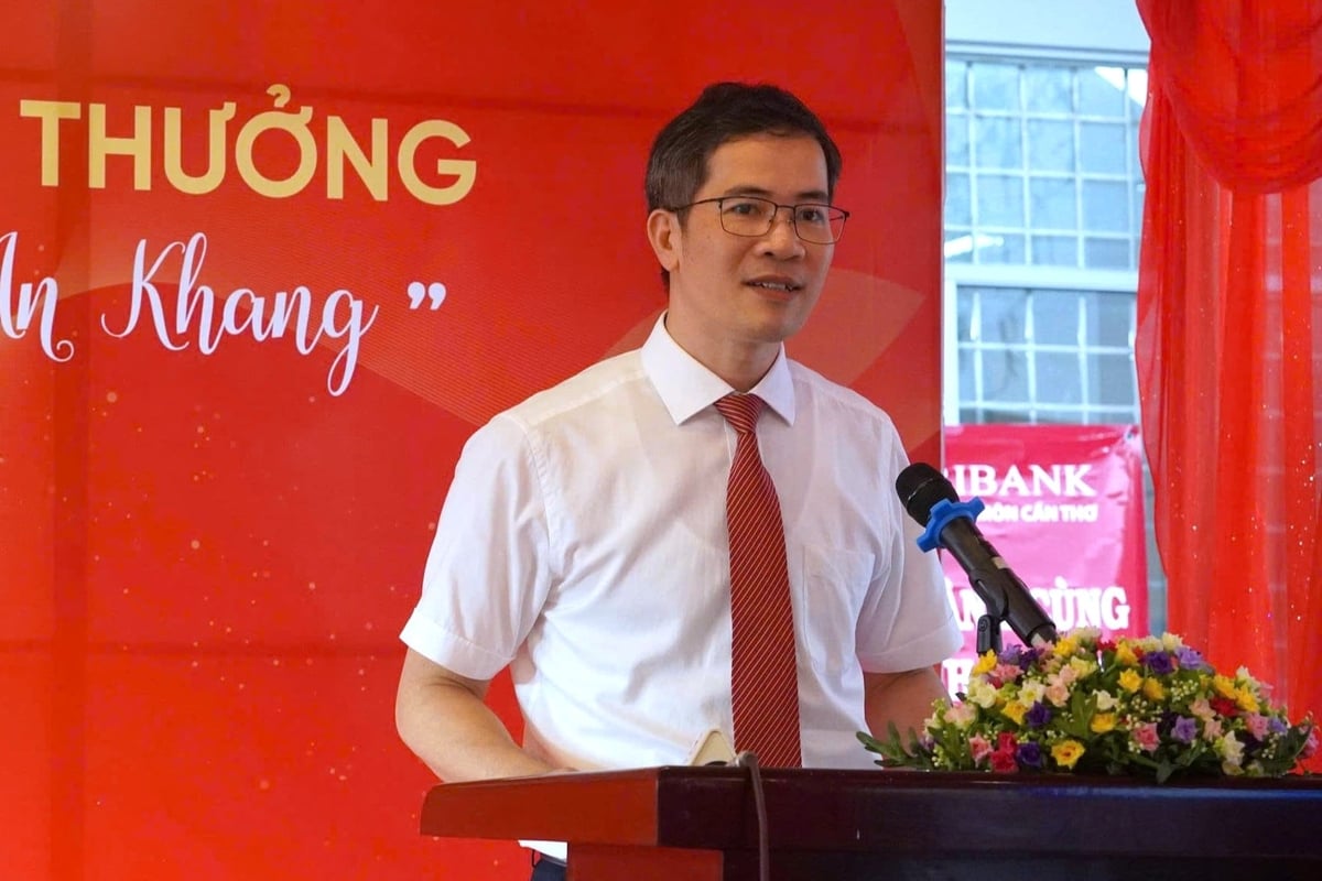 Ông Phạm Quý Thịnh – Giám đốc Agribank chi nhánh Cần Thơ chia sẻ niềm vui với các khách hàng trúng thưởng. Ảnh: Minh Khương.