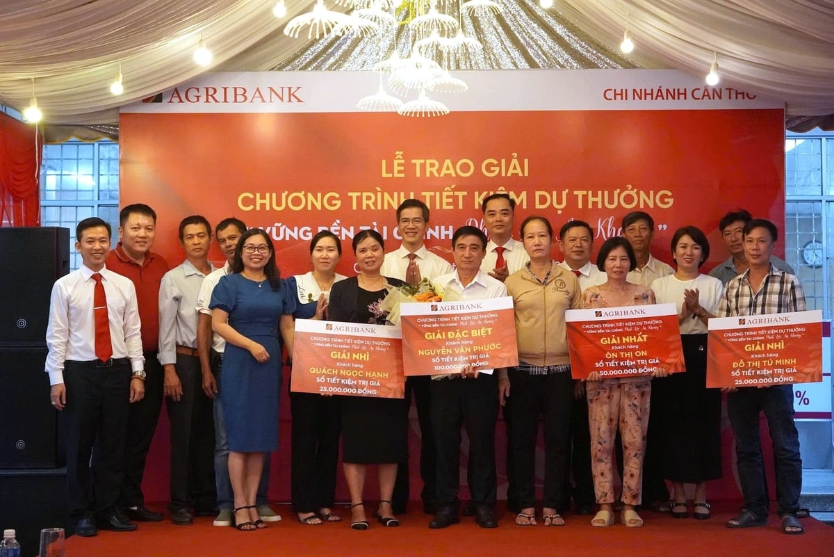 Các giải thưởng từ chương trình tiết kiệm dự thưởng được Agribank chi nhánh Cần Thơ trao đến tận tay khách hàng. Ảnh: Minh Khương.