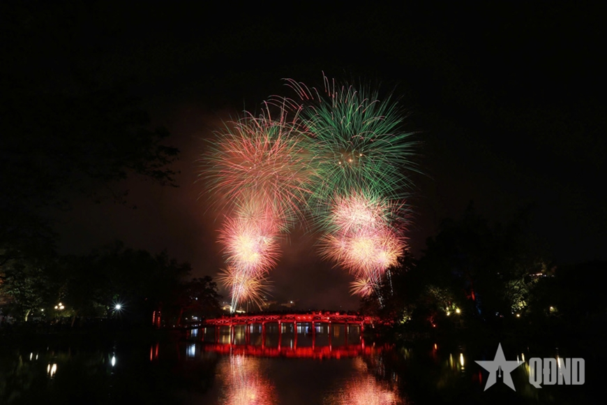 ការបាញ់កាំជ្រួចដ៏អស្ចារ្យនៅតាមទីតាំងបាញ់កាំជ្រួចជុំវិញបឹងហ័នគៀមក្នុងឱកាសបុណ្យចូលឆ្នាំថ្មីប្រពៃណីចិន ឆ្នាំ២០២៥។ រូបថត៖ qdnd.vn