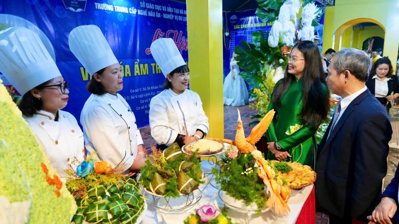 គណៈប្រតិភូបានទៅទស្សនាស្តង់ដែលដាក់តាំងបង្ហាញ និងណែនាំមុខម្ហូបពិសេសៗនៅក្នុងពិធីបុណ្យវប្បធម៌ម្ហូបអាហារហាណូយ។