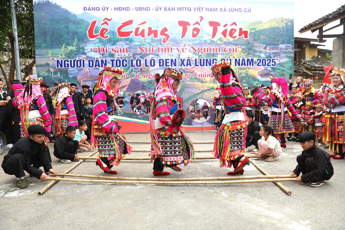 ក្មេងស្រីជនជាតិឡូឡូ នៃឃុំឡុងគួ រាំយ៉ាងស្រស់ស្អាត។