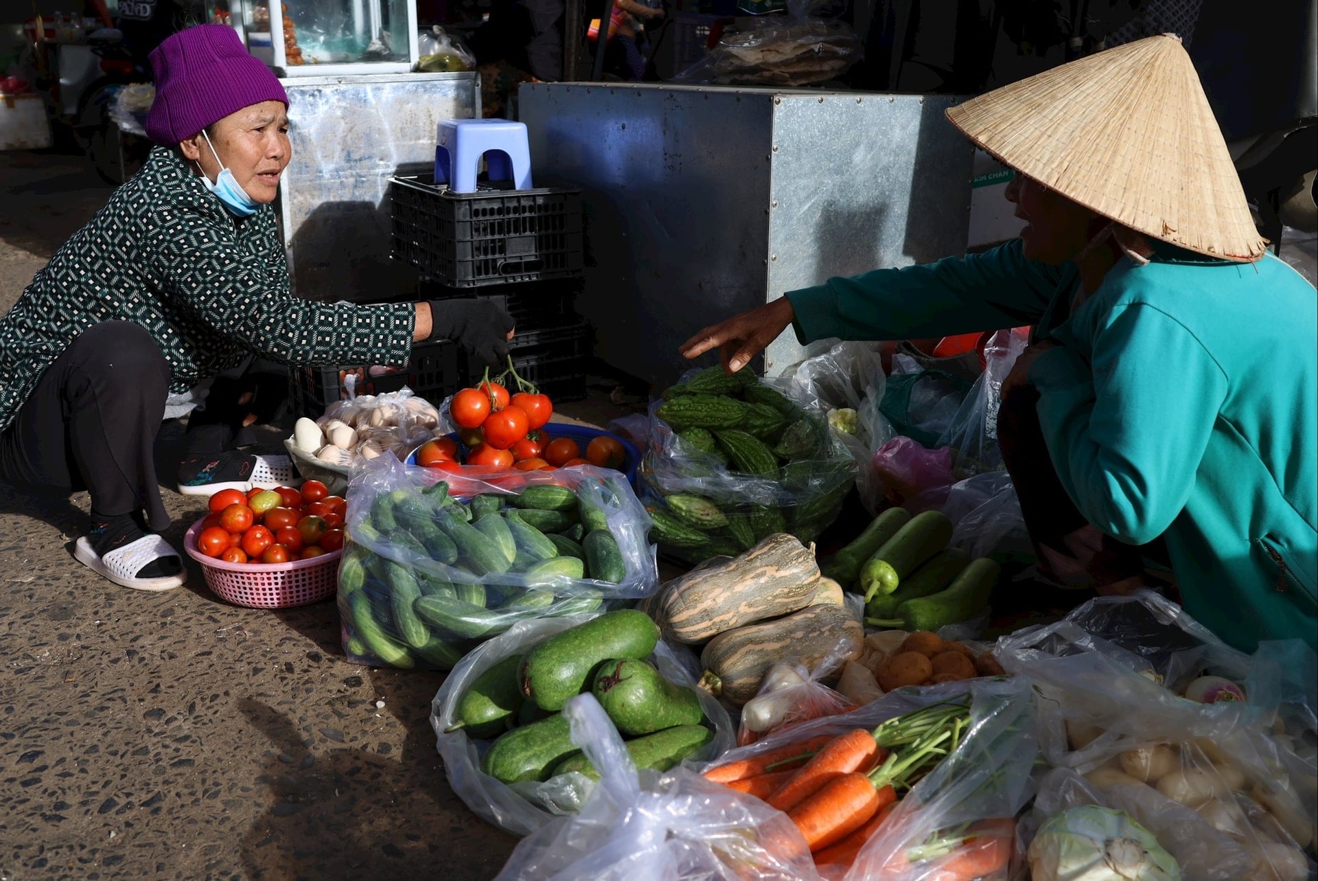 채소와 과일 가격은 날씨와 시장 상황이라는 이중고에 시달리고 있습니다.