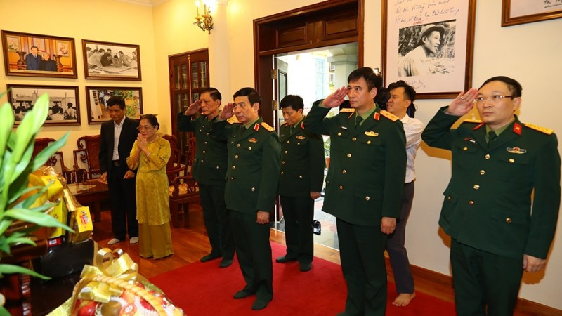 នាយឧត្តមសេនីយ៍ ផាន់ វ៉ាន់ យ៉ាង អុជធូបរំលឹកវិញ្ញាណក្ខន្ធអតីតអគ្គលេខាធិការ ឡេ ខាភៀវ។ (រូបថត៖ វិបផតថលអេឡិចត្រូនិករបស់ក្រសួងការពារជាតិ)