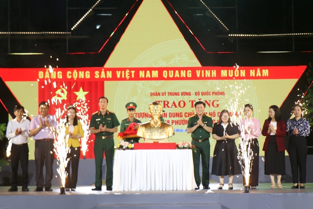 Bộ Quốc phòng tặng tượng chân dung Bác Hồ cho 168 xã, phường, đặc khu TP.HCM- Ảnh 1.