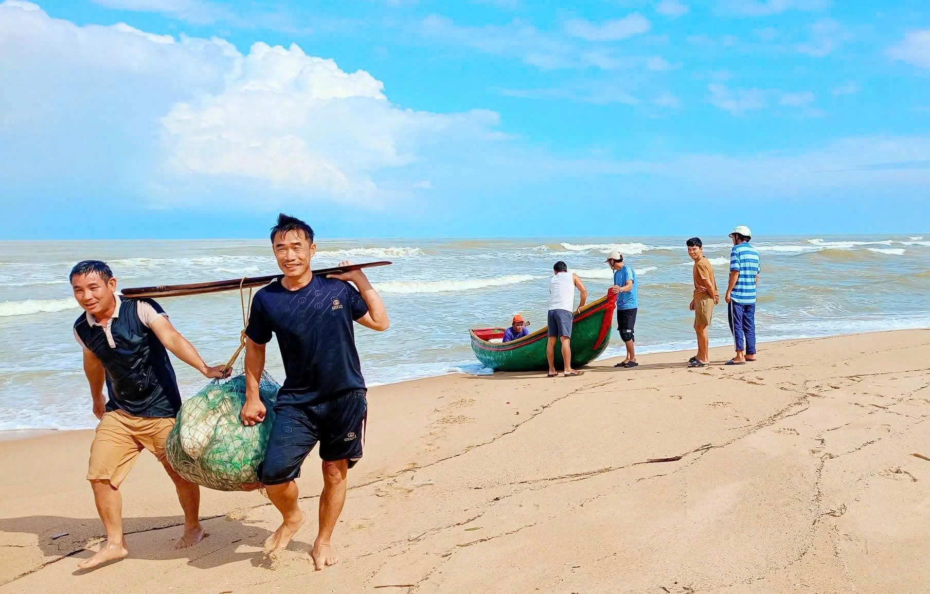 អ្នកនេសាទ ត្រឹនជុង រីករាយបន្ទាប់ពីដំណើរនេសាទដ៏សម្បូរបែបក្នុងរដូវវស្សា - រូបថត៖ P.P.