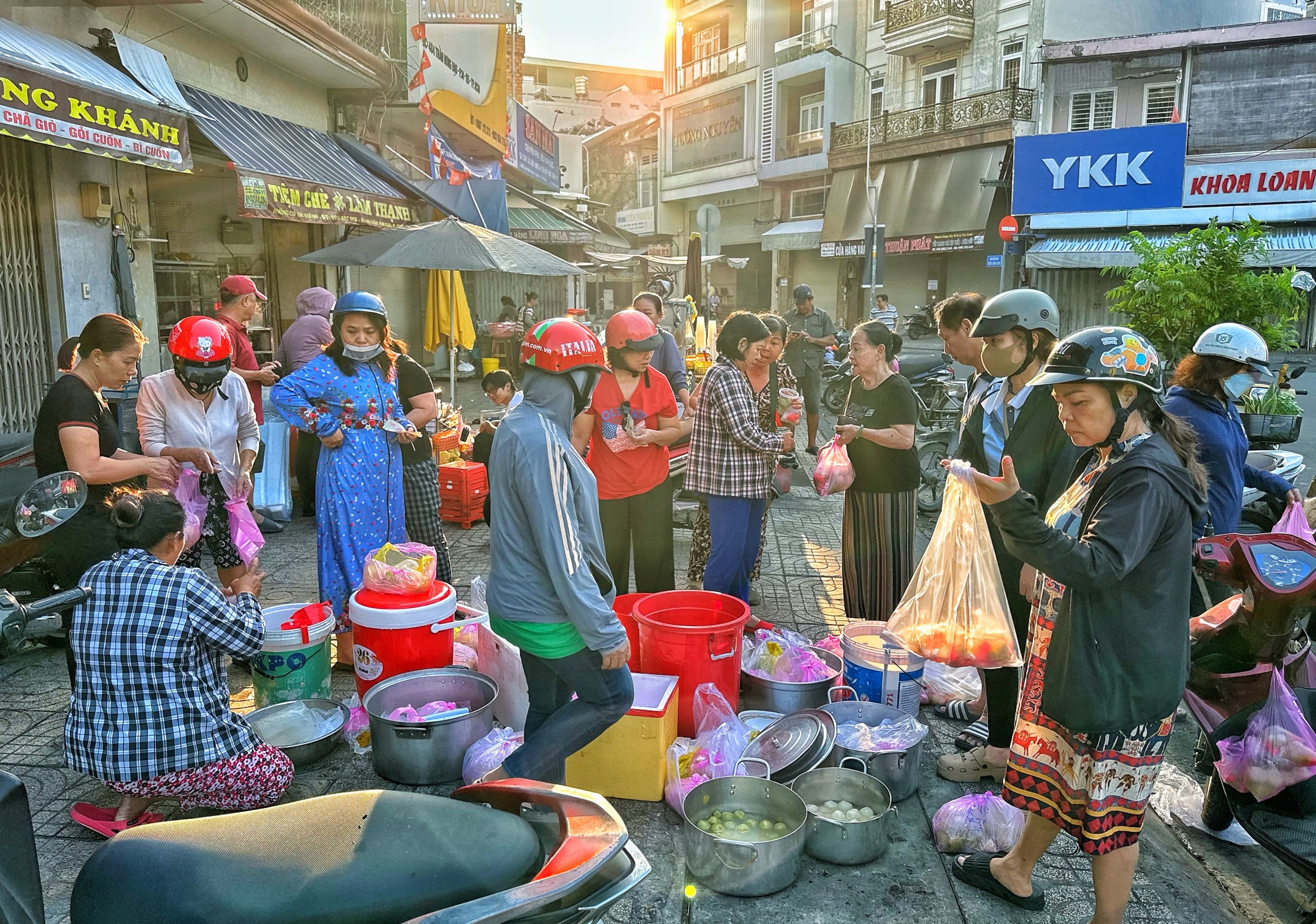 Khu Chợ Lớn ở TP.HCM rất đông người mua chè trôi nước mừng tết Đông chí- Ảnh 1.