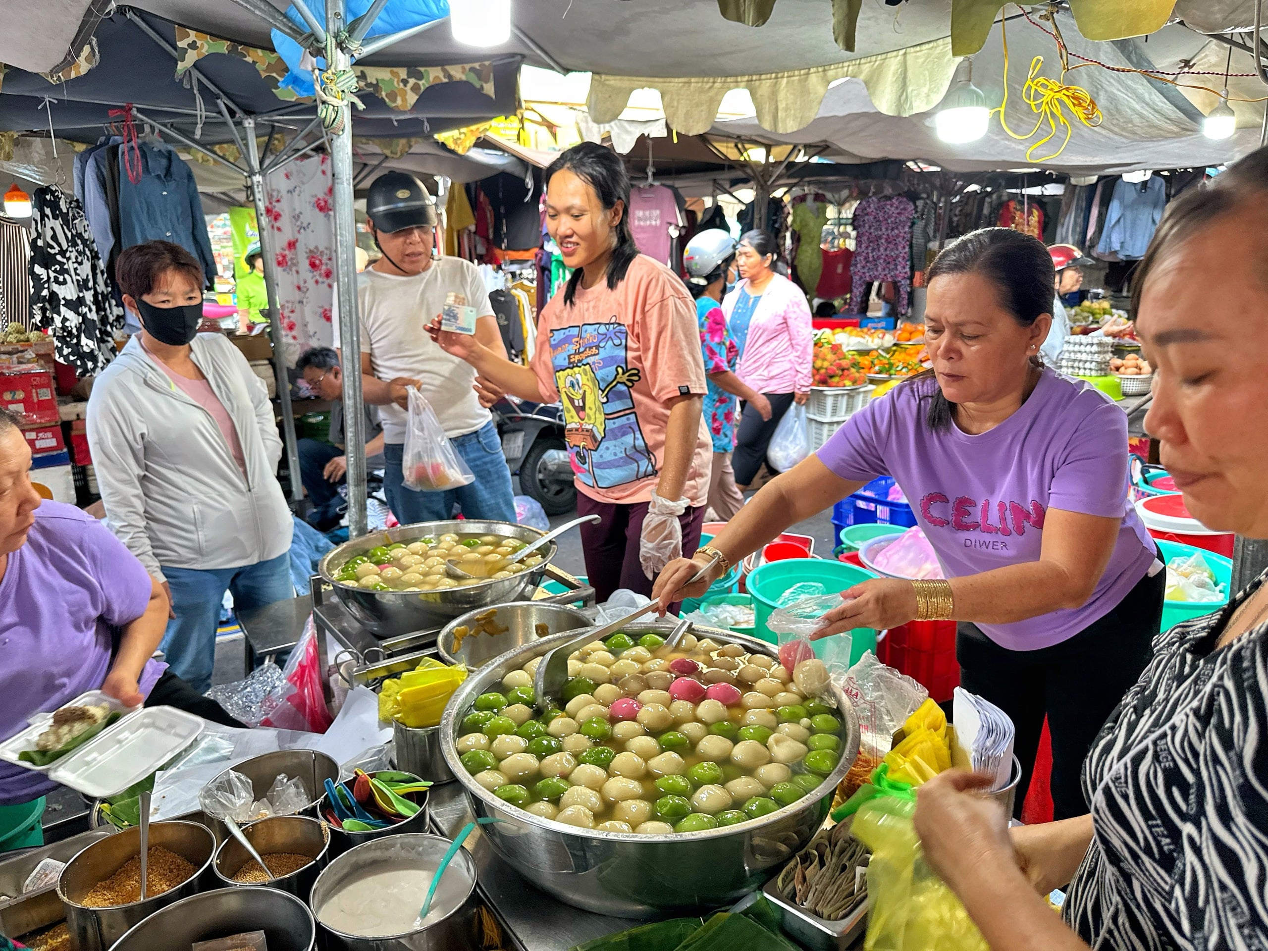Khu Chợ Lớn ở TP.HCM rất đông người mua chè trôi nước mừng tết Đông chí- Ảnh 2.