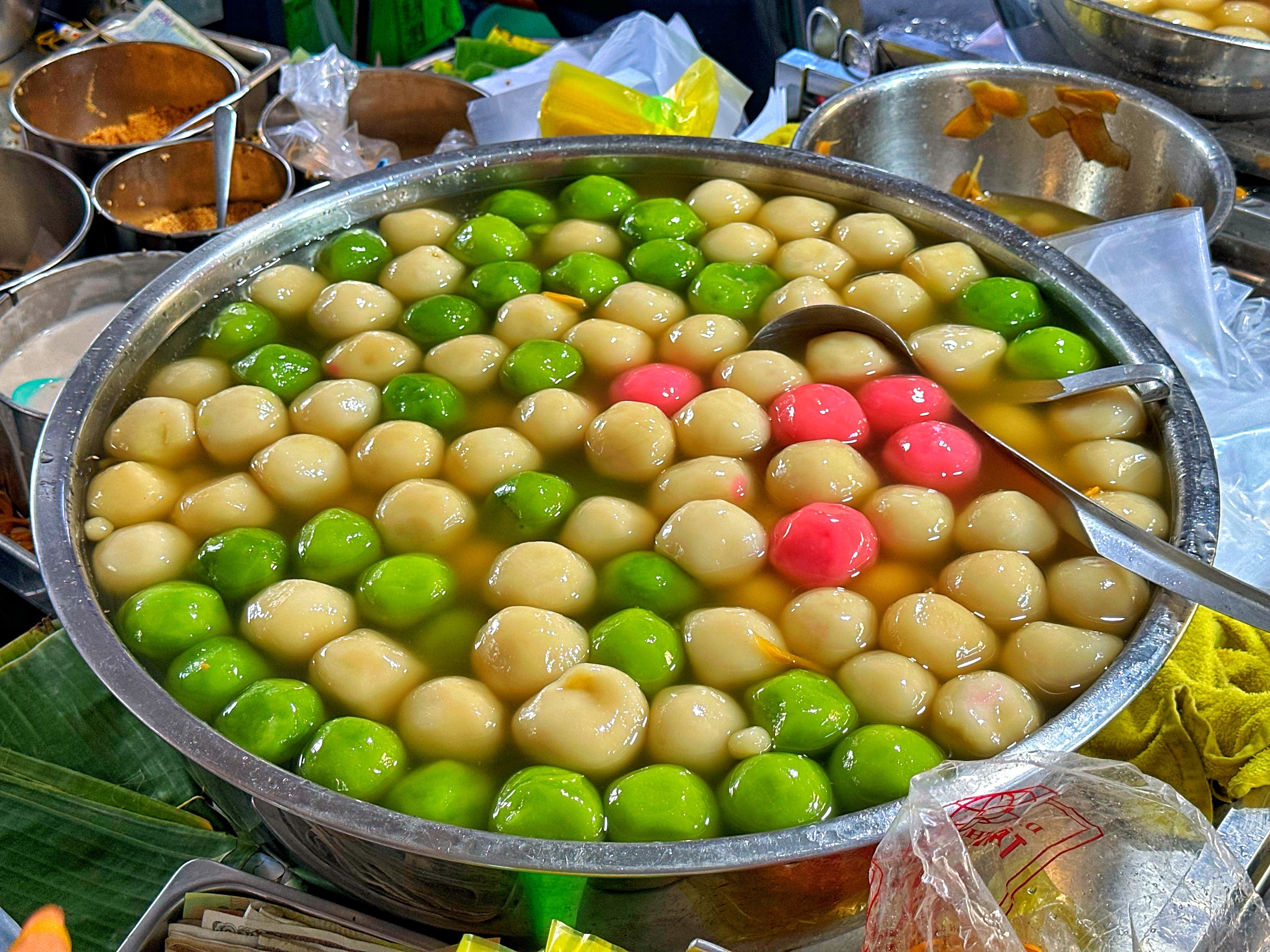 Khu Chợ Lớn ở TP.HCM rất đông người mua chè trôi nước mừng tết Đông chí- Ảnh 3.