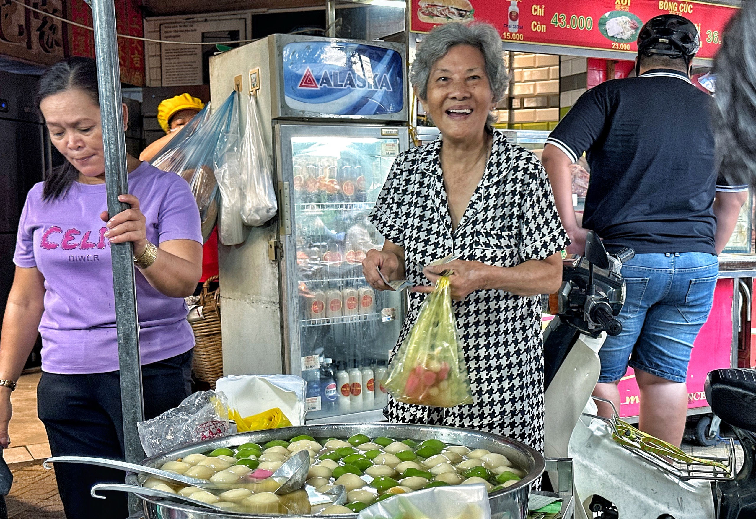 Khu Chợ Lớn ở TP.HCM rất đông người mua chè trôi nước mừng tết Đông chí- Ảnh 4.