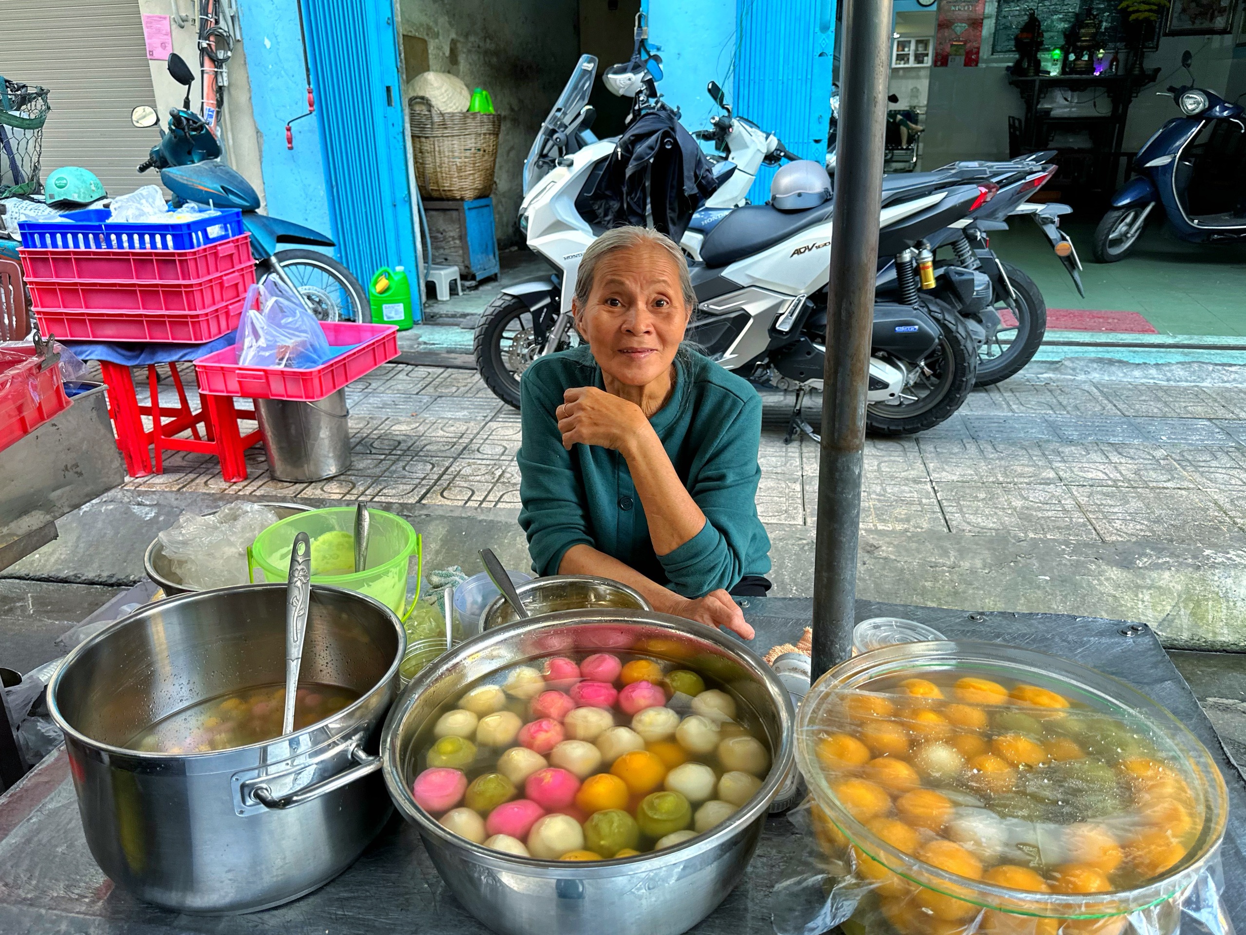 Khu Chợ Lớn ở TP.HCM rất đông người mua chè trôi nước mừng tết Đông chí- Ảnh 5.