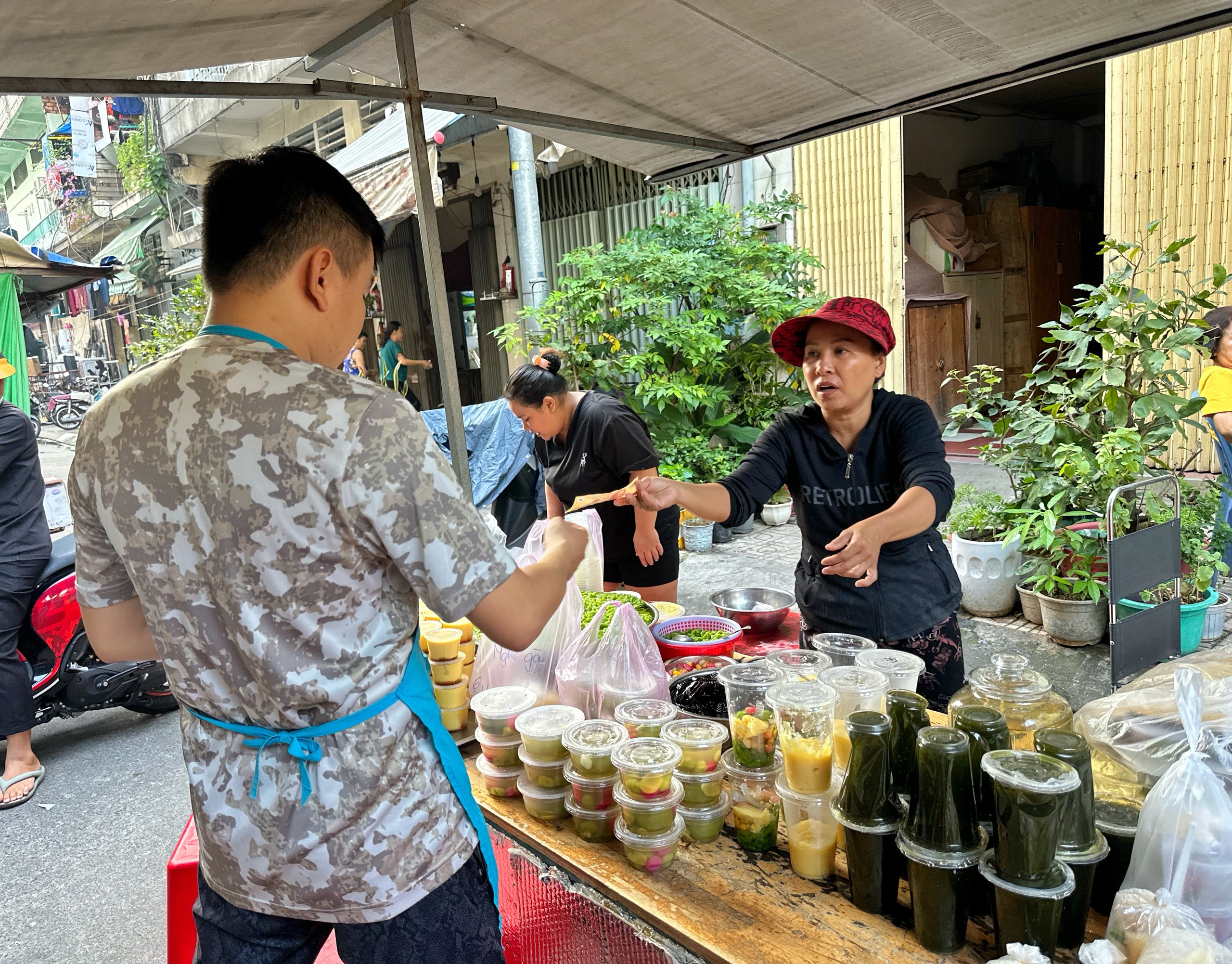Khu Chợ Lớn ở TP.HCM rất đông người mua chè trôi nước mừng tết Đông chí- Ảnh 6.