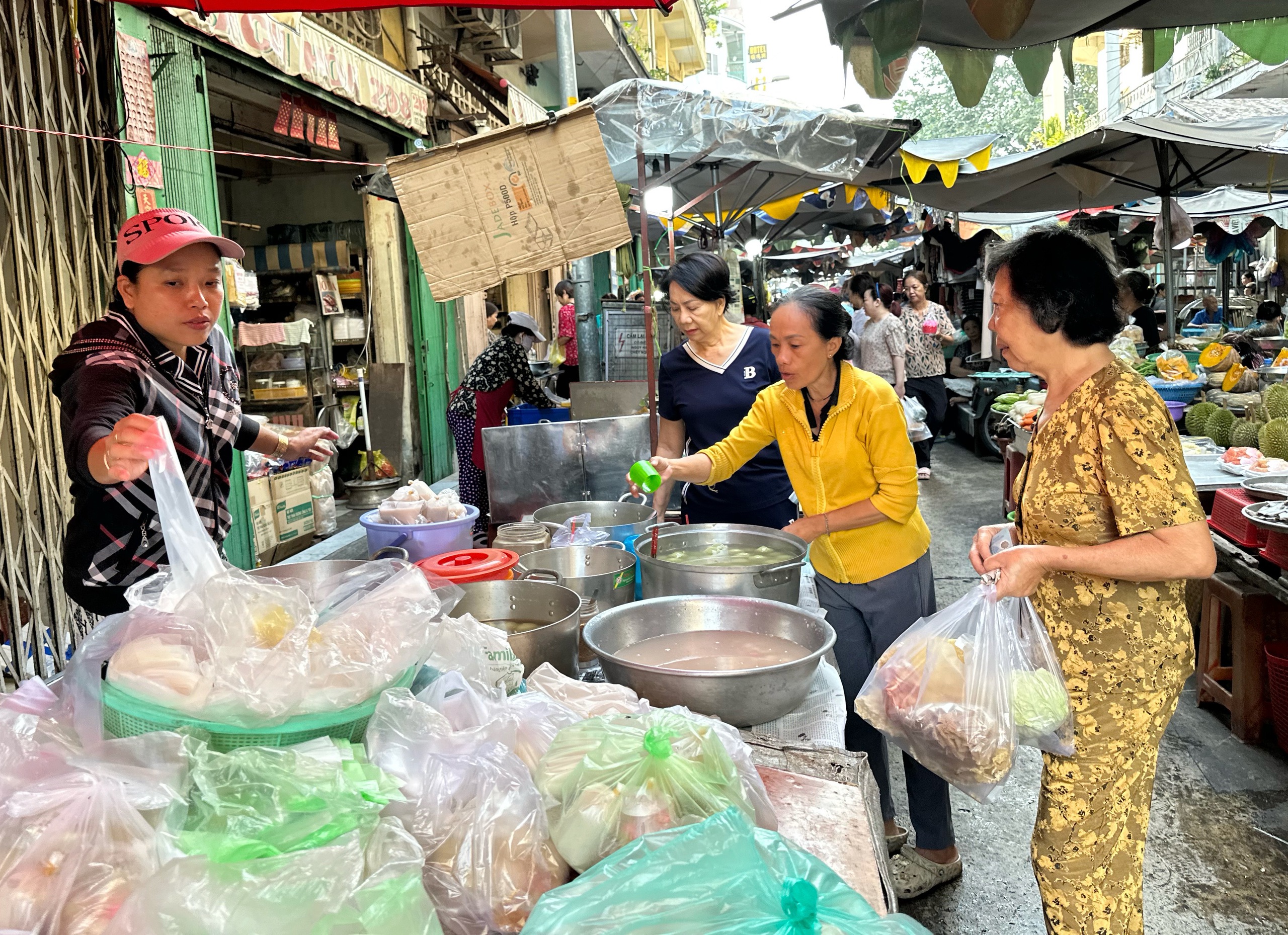 Khu Chợ Lớn ở TP.HCM rất đông người mua chè trôi nước mừng tết Đông chí- Ảnh 7.