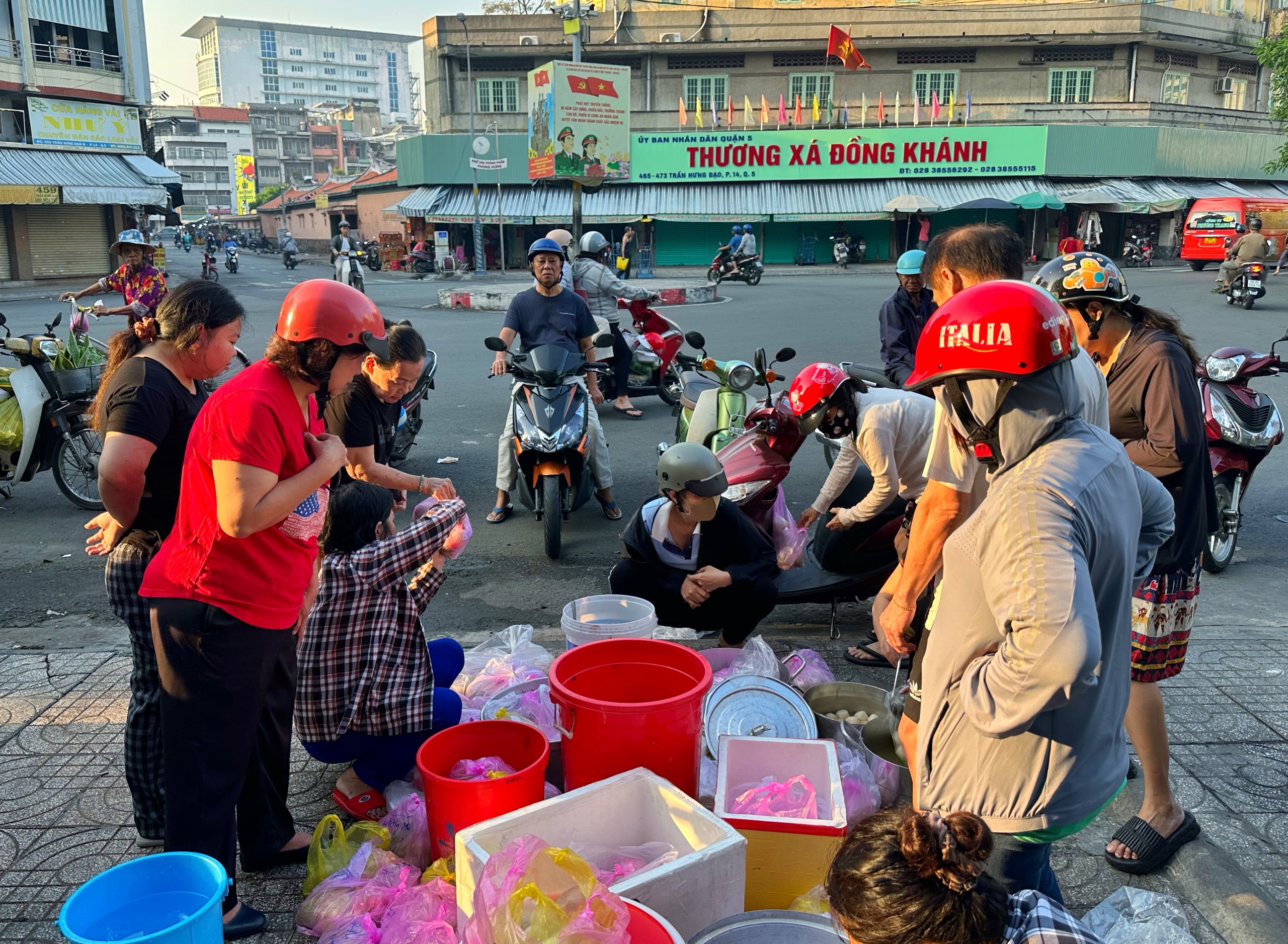 Khu Chợ Lớn ở TP.HCM rất đông người mua chè trôi nước mừng tết Đông chí- Ảnh 8.