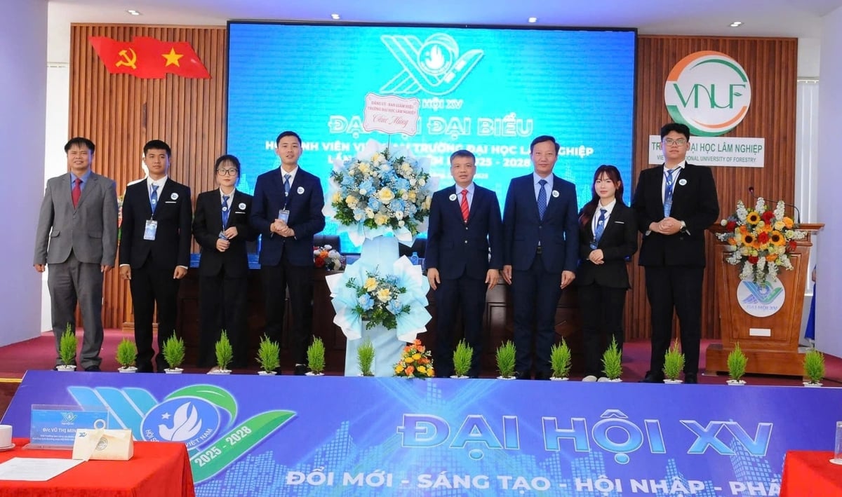 Đảng ủy - Ban Giám hiệu Nhà trường tặng hoa chúc mừng Đại hội. Ảnh: Trường Đại học Lâm nghiệp.