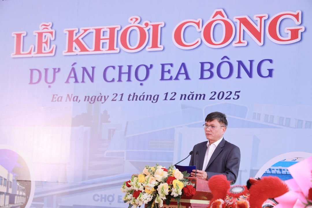 លោក ង្វៀន មិញដុង អនុលេខាគណៈកម្មាធិការបក្ស និងជាប្រធានគណៈកម្មាធិការប្រជាជនឃុំអៀណា បានថ្លែងសុន្ទរកថានៅក្នុងពិធីនេះ។