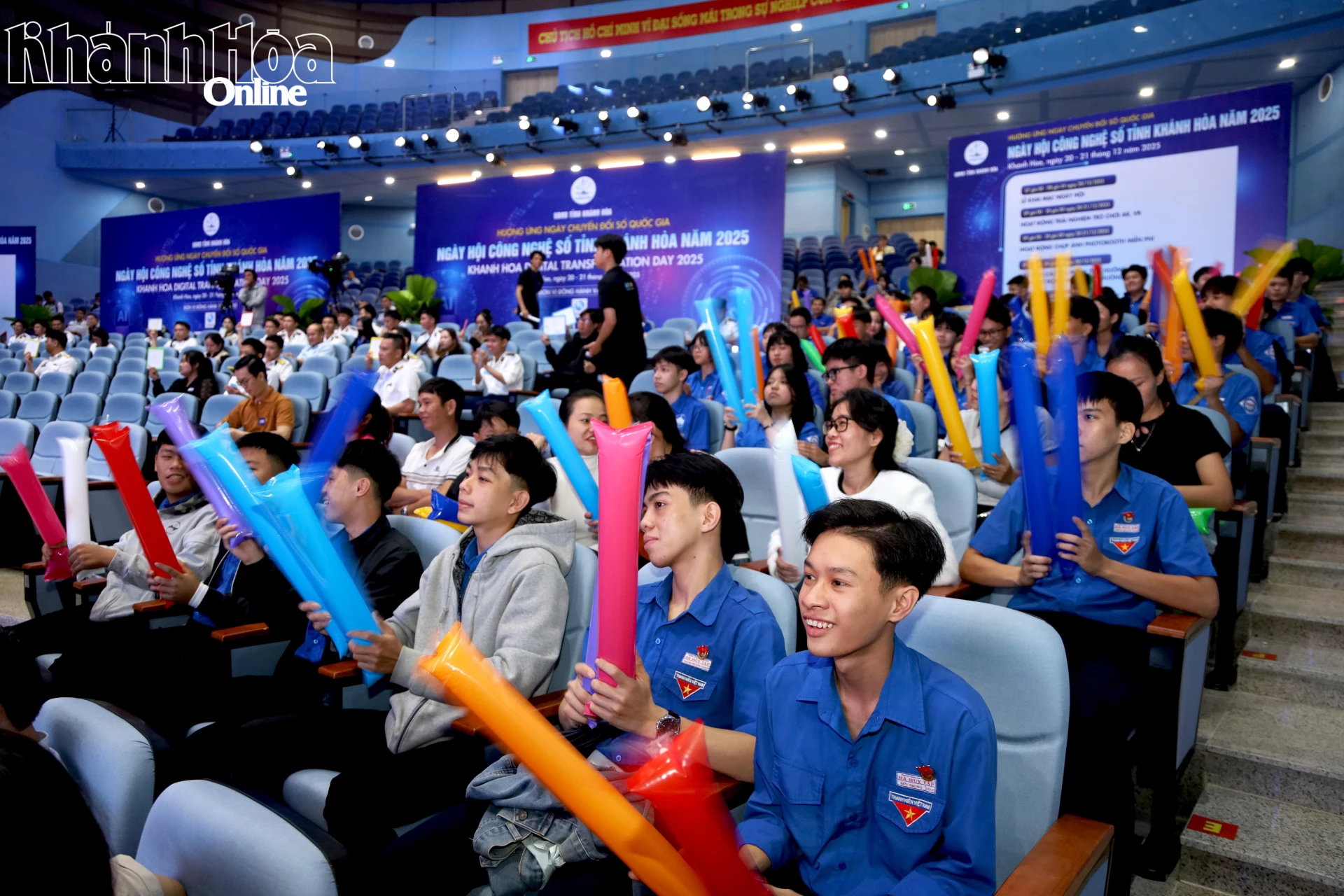 អ្នកគាំទ្រ​មាន​ការ​សាទរ​យ៉ាង​ខ្លាំង។