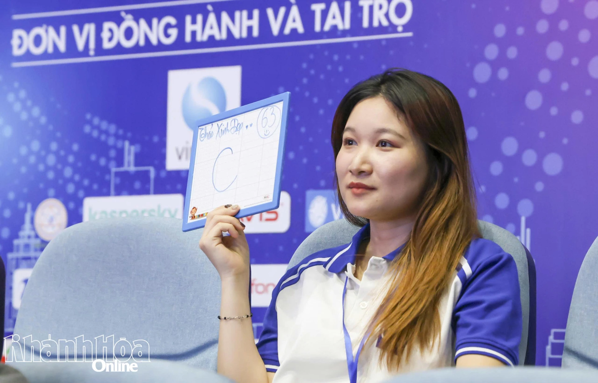 ចម្លើយត្រូវបានសរសេររួមជាមួយនឹងព័ត៌មានណែនាំដ៏គួរឱ្យស្រលាញ់មួយចំនួន។