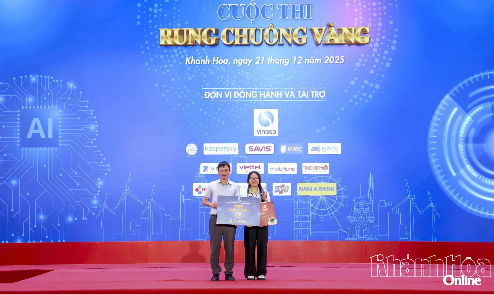 លោក ផាម ក្វឹកហ័ន ប្រធាននាយកដ្ឋានវិទ្យាសាស្ត្រ និងបច្ចេកវិទ្យា បានប្រគល់រង្វាន់ដល់បេក្ខជនដែលឈ្នះការប្រកួត។
