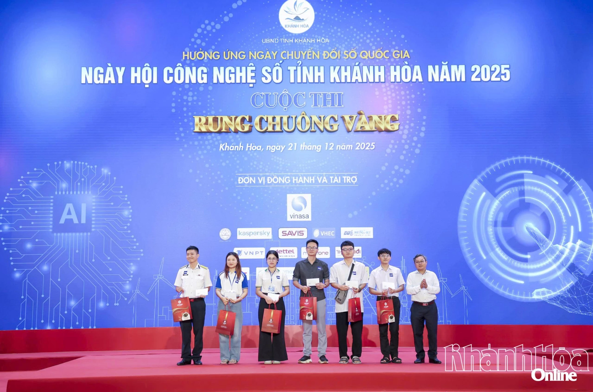 តំណាងមកពីក្រសួងវិទ្យាសាស្ត្រ និងបច្ចេកវិទ្យា បានអបអរសាទរដល់បេក្ខជនឆ្នើមទាំង ៧ រូប ដែលមានសមត្ថភាពលេចធ្លោជាងគេនៅក្នុងការប្រកួត។
