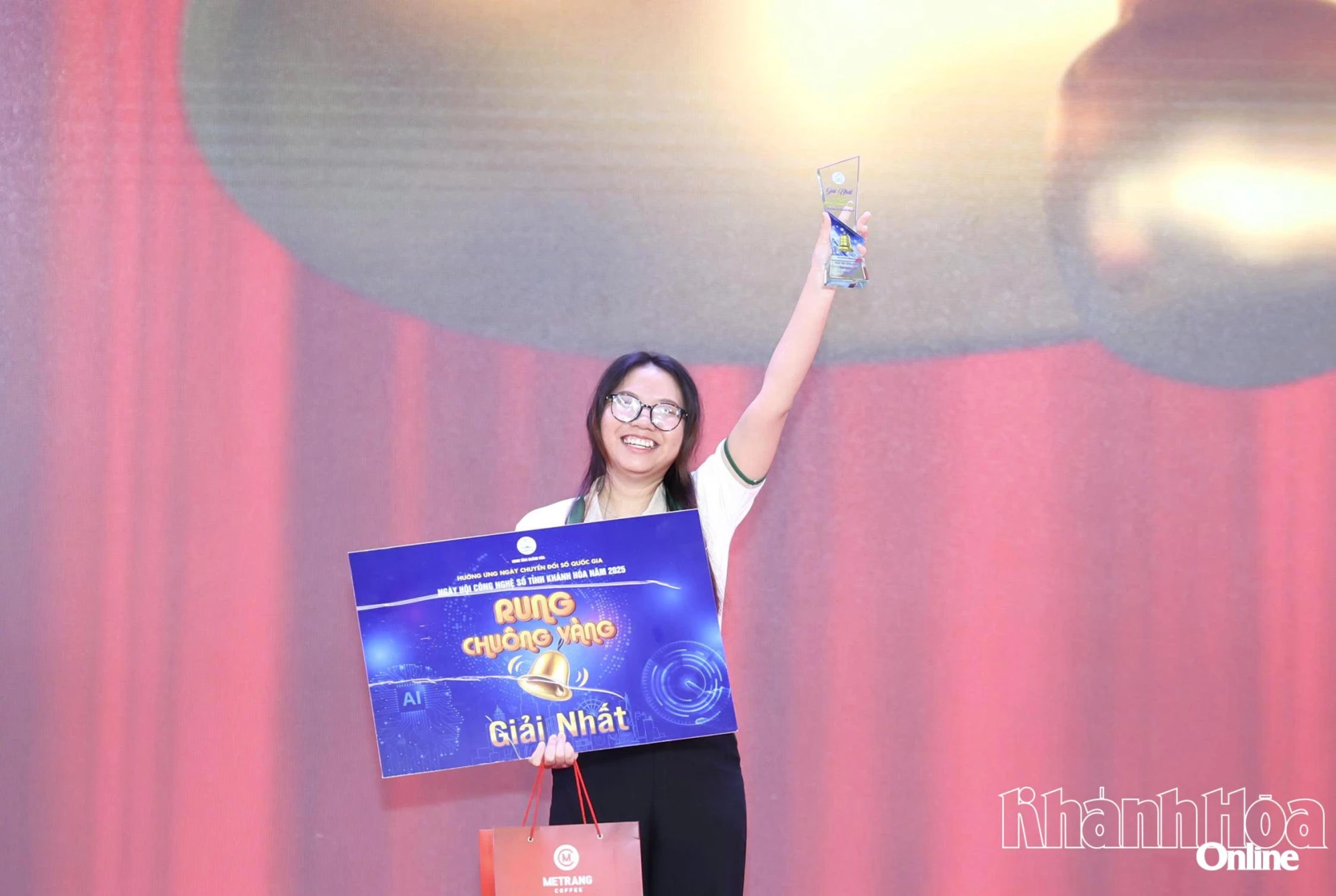 សេចក្តីរីករាយនៃជ័យជម្នះសម្រាប់អ្នកស្រី ត្រឹន ខាញ់ ក្វីញ បុគ្គលិកផ្នែកទីផ្សារនៃសហករណ៍ទេសចរណ៍កសិកម្មជីវិតបៃតង (ផាន យ៉ា ហ្គ្រីន ដែលមានទីស្នាក់ការកណ្តាលនៅឃុំឌៀនឡាំ)។