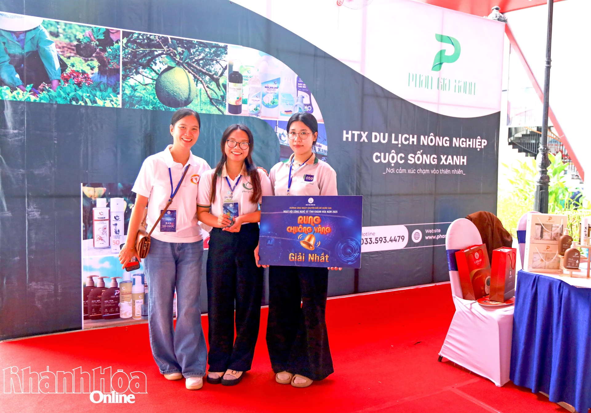 មិត្តរួមការងារនៅស្តង់តាំងពិព័រណ៍របស់ Phan Gia Green បានចែករំលែកសេចក្តីរីករាយនៃជ័យជំនះជាមួយអ្នកស្រី Tran Khanh Quynh។