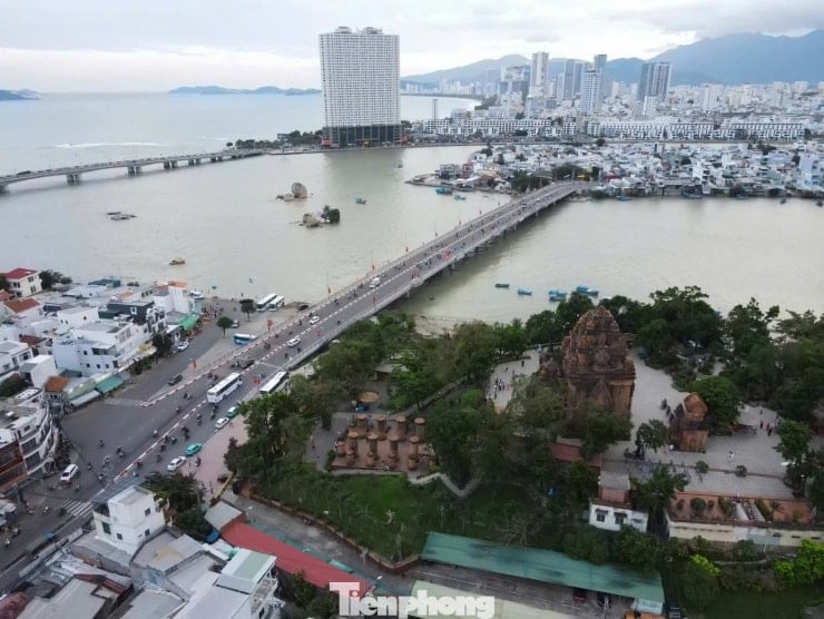 Le Po Nagar Cham Towers a Nha Trang, Khanh Hoa, viste dall'esterno.