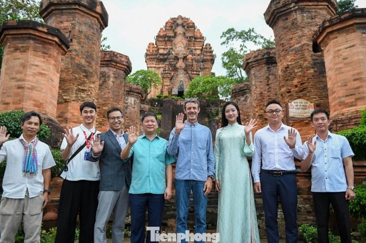 La signorina Ha Truc Linh ha fatto visita al complesso residenziale Po Nagar Cham Towers.