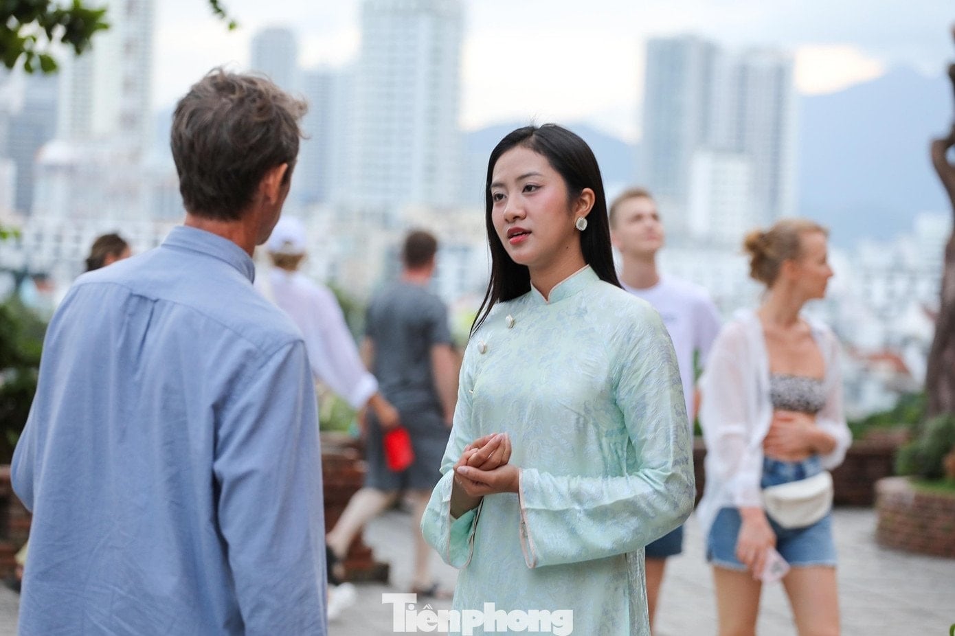 La signorina Ha Truc Linh discute di turismo sostenibile con esperti a Khanh Hoa.
