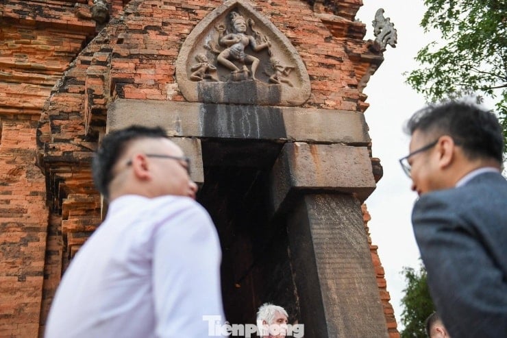 La signorina Ha Truc Linh contempla il sito storico delle torri Cham di Po Nagar.
