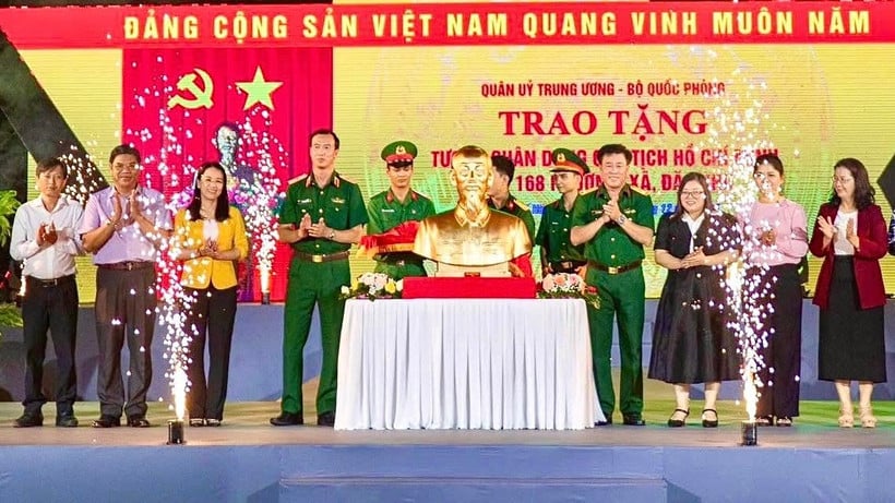 ទិដ្ឋភាពនៃពិធីប្រគល់រូបសំណាកលោកប្រធានហូជីមិញទៅកាន់អង្គភាព និងមូលដ្ឋាននានានៅទីក្រុងហូជីមិញ។