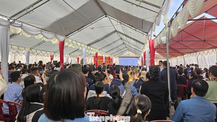 Premiér požádal o okamžité zřízení realitní burzy, aby byla zajištěna transparentnost a otevřenost trhu. Foto: Phan Thien.
