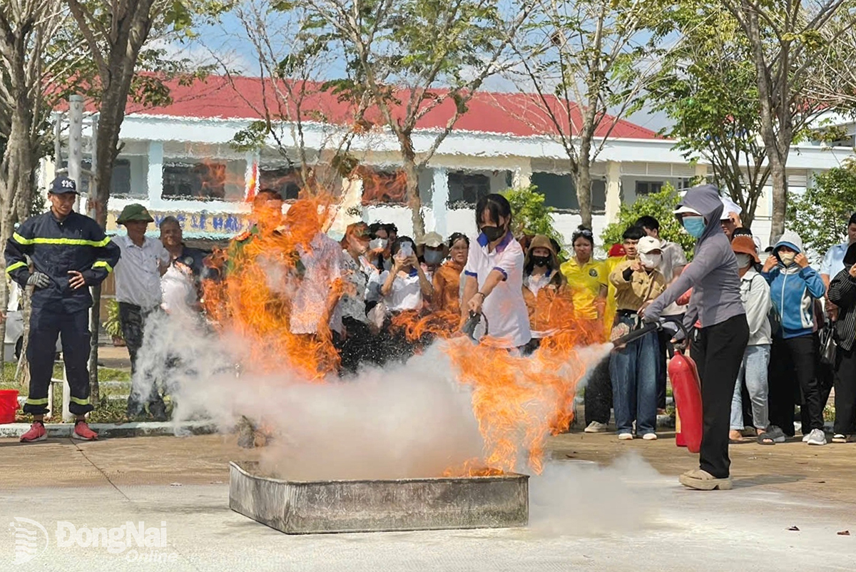 Đội Chữa cháy và cứu nạn, cứu hộ khu vực 6 (Phòng Cảnh sát phòng cháy, chữa cháy và cứu nạn, cứu hộ, Công an tỉnh Đồng Nai) hướng dẫn cho hơn 360 giáo viên và chủ cơ sở kinh doanh tại phường Tân Triều và xã Trị An dùng bình chữa cháy xách tay. Ảnh: Nguyễn Thế Gia