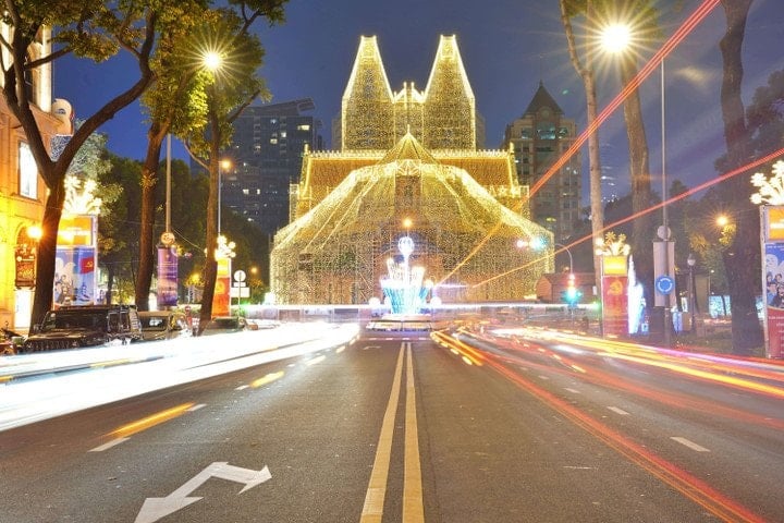 L'atmosfera incantevole e magica della Cattedrale di Notre Dame nel cuore di Ho Chi Minh City.