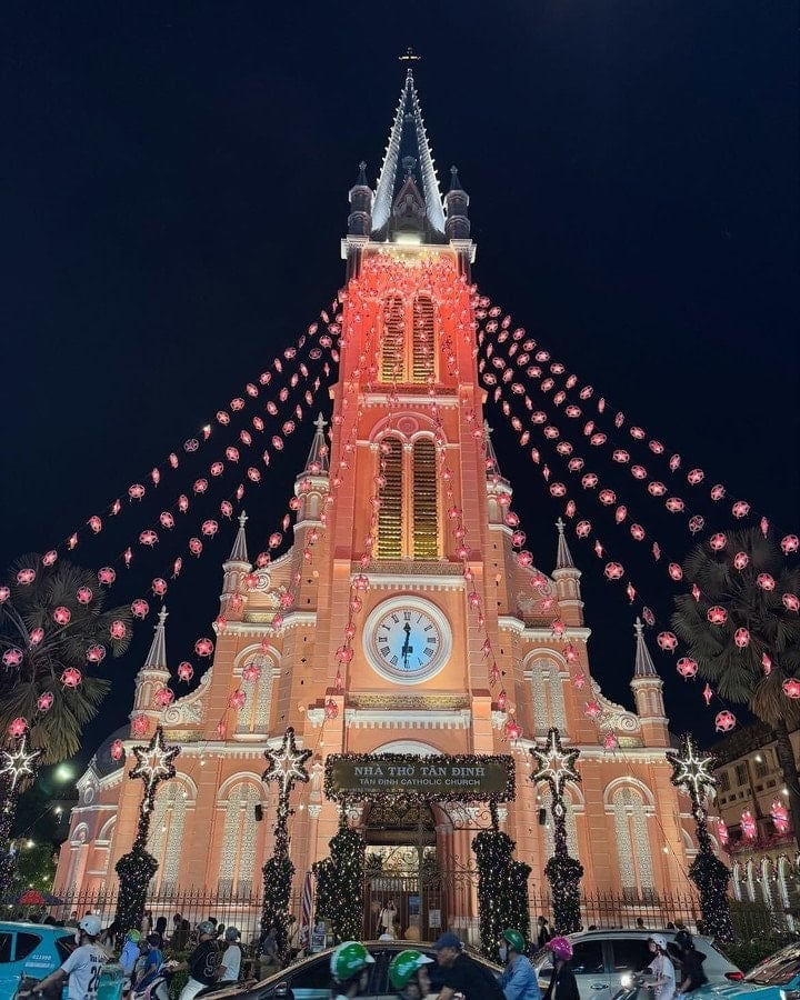 La chiesa di Tan Dinh risplende sotto le luci natalizie.