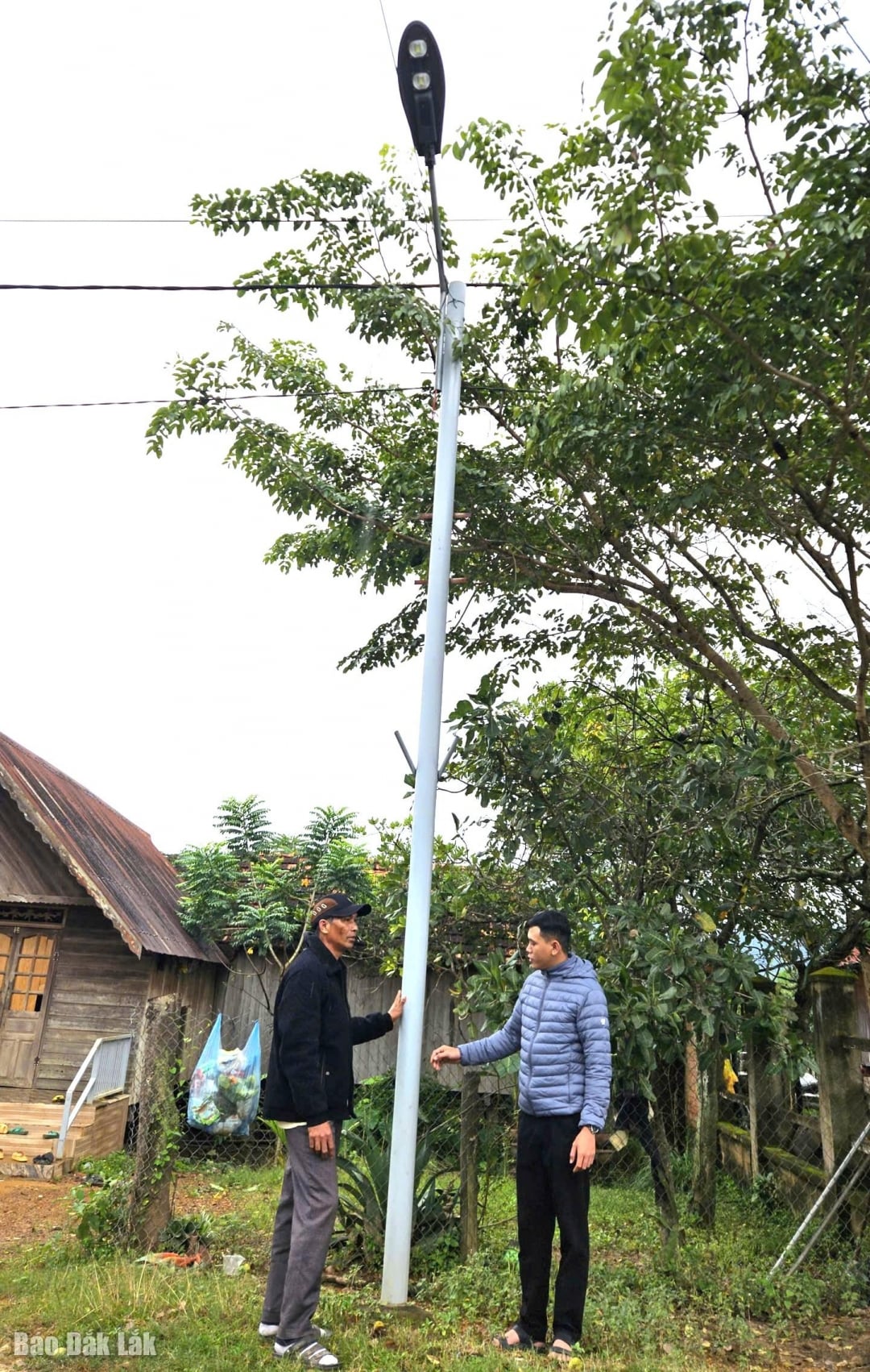 ប្រជាជនភូមិចាមប៊ីបានចូលរួមវិភាគទានដើម្បីសាងសង់ប្រព័ន្ធភ្លើងបំភ្លឺផ្លូវ។
