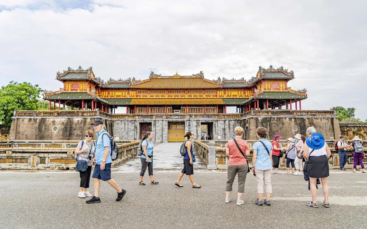 Hue ha stabilito un record di entrate turistiche, superando i 13.000 miliardi di VND. Foto: Centro di conservazione dei reperti della città imperiale di Hue. Huế lập kỷ lục doanh thu du lịch hơn 13.000 tỷ đồng. Ảnh: Trung tâm Bảo tồn Di tích Cố đô Huế.