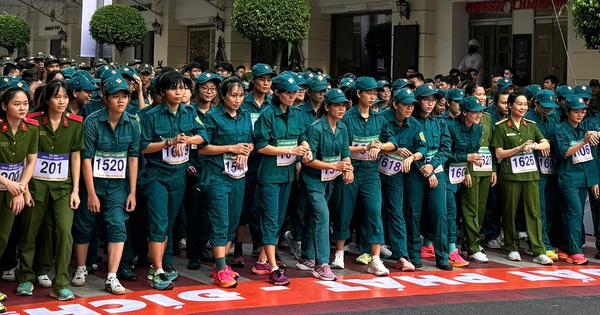 兵士と民兵が、ベトナム人民軍の創設記念日を祝うために、国を横断する