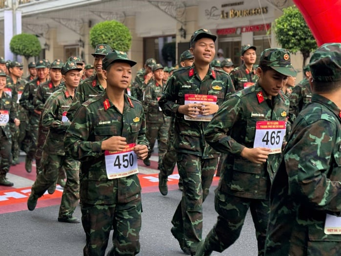 兵士と民兵が、ベトナム人民軍の創設記念日を祝うために、国を横断する