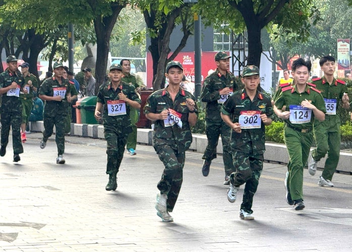 兵士と民兵が、ベトナム人民軍の創設記念日を祝うために、国を横断する