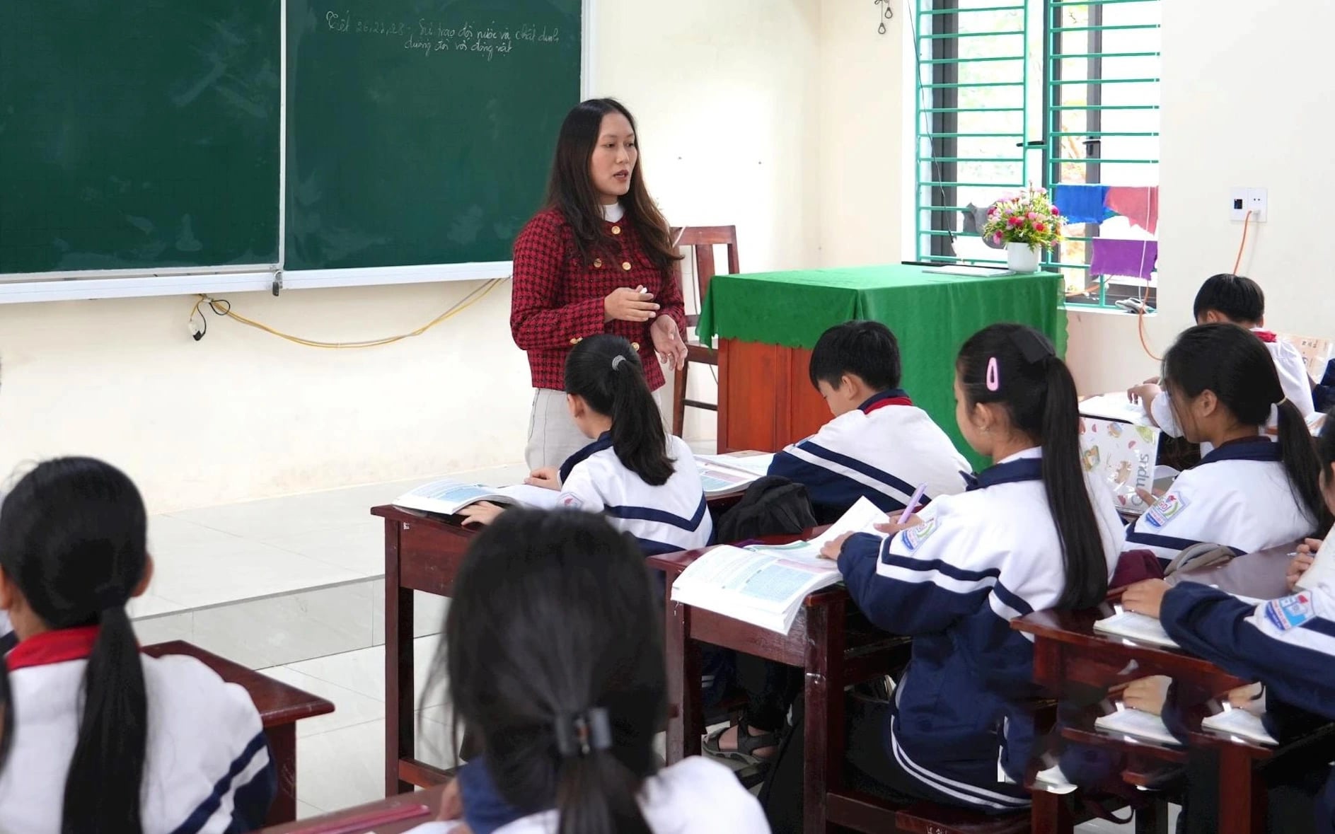 Giáo viên hợp đồng Nghệ An gặp khó khăn trong việc chi trả lương - Ảnh 1.