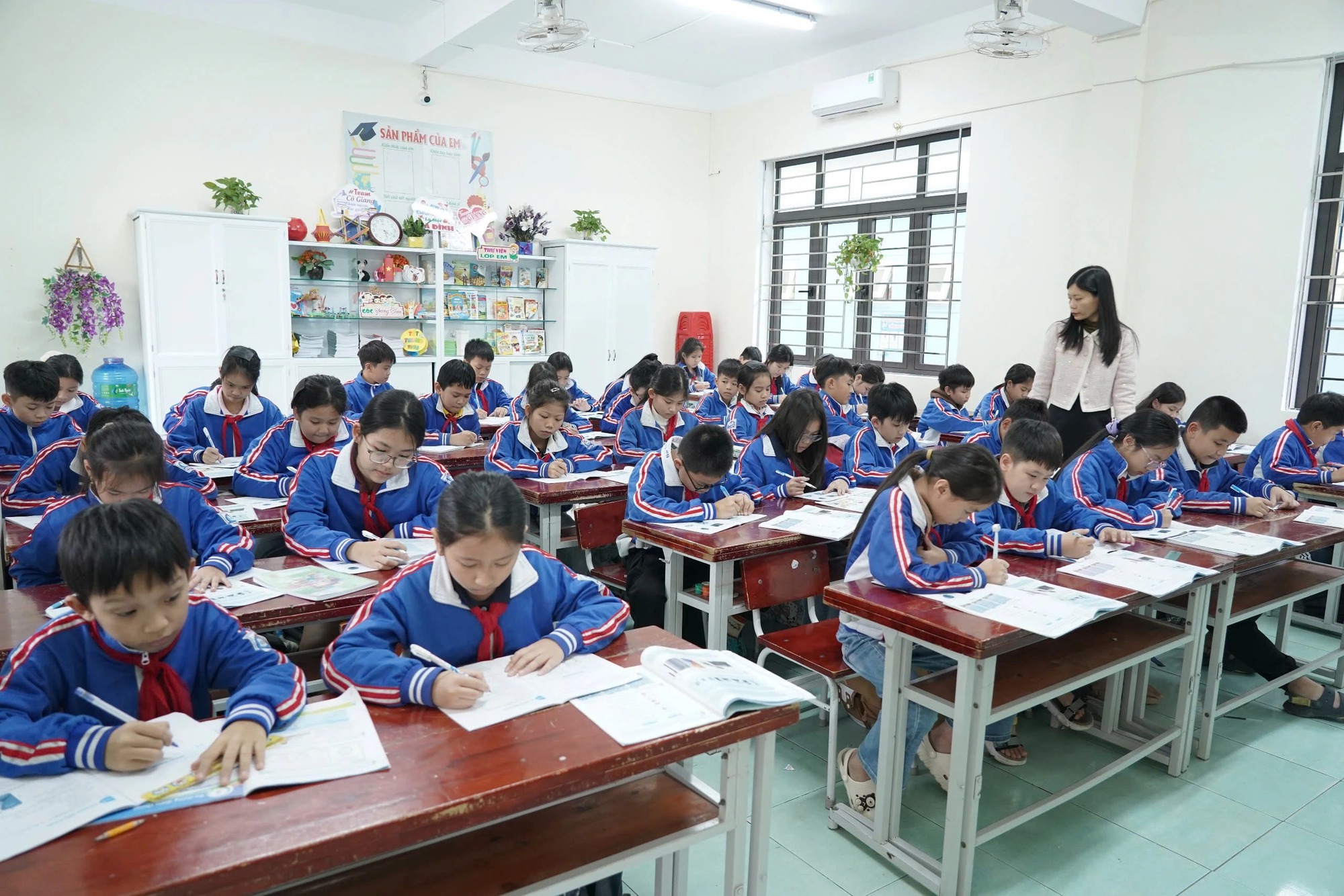 Nghịch lý giáo dục Quảng Trị: Thiếu giáo viên nhưng vẫn phải tinh giản biên chế - Ảnh 1.