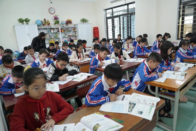 Nghịch lý thiếu giáo viên nhưng vẫn phải 'tinh giản' - Ảnh 1.