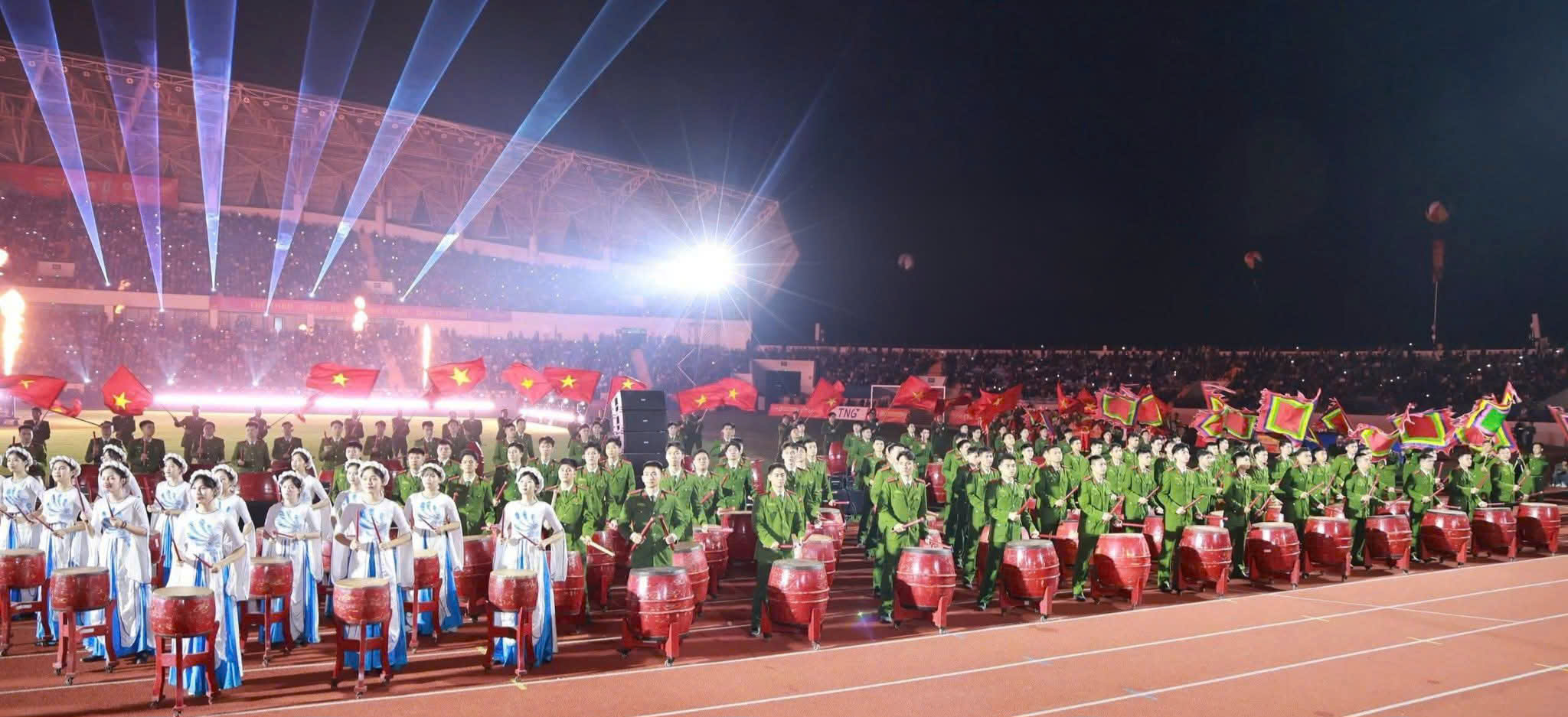 Thái Nguyên rực sáng trong đêm khai mạc Giải Tứ hùng 2025- Ảnh 7.