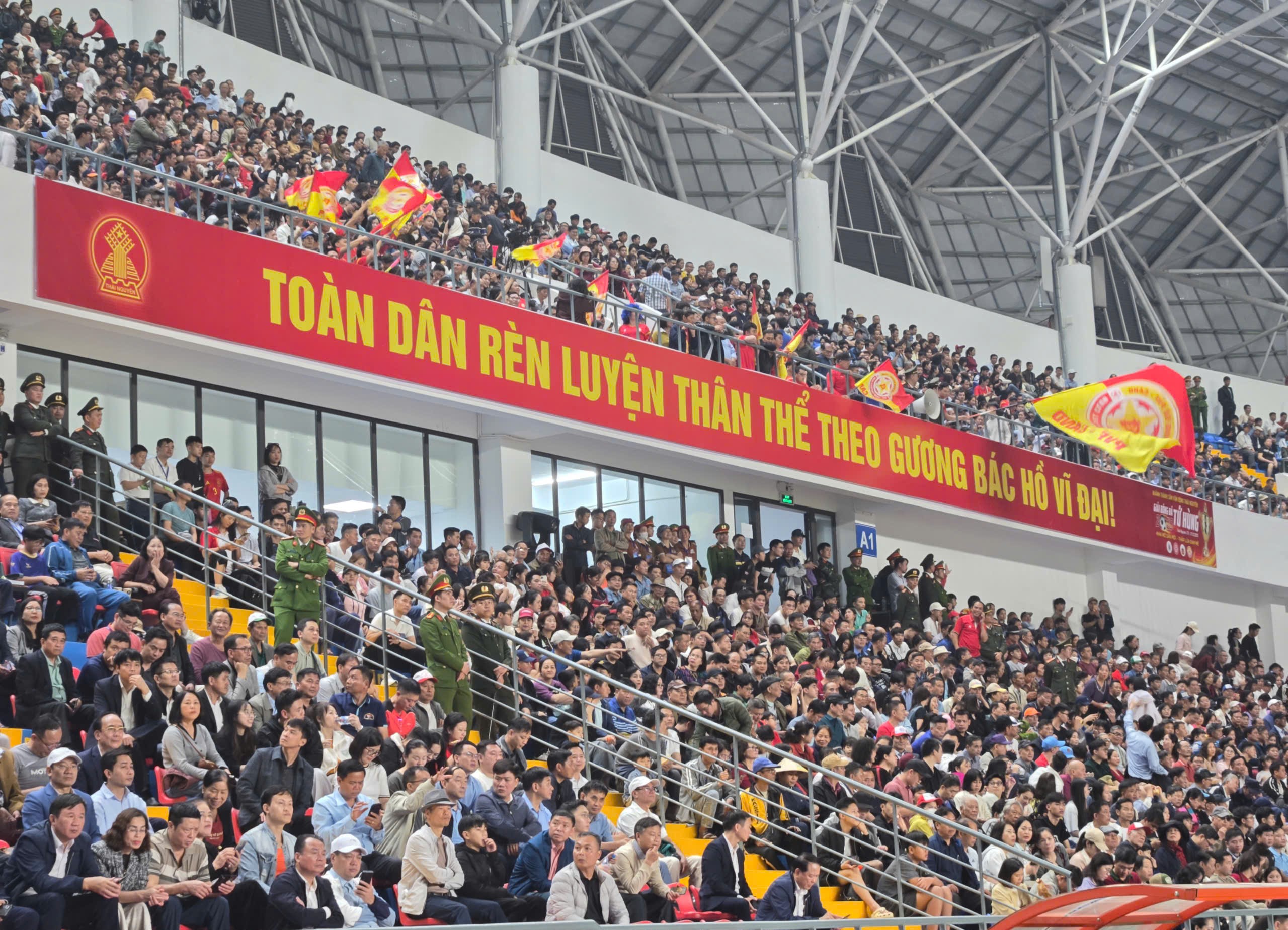 Thái Nguyên rực sáng trong đêm khai mạc Giải Tứ hùng 2025- Ảnh 9.