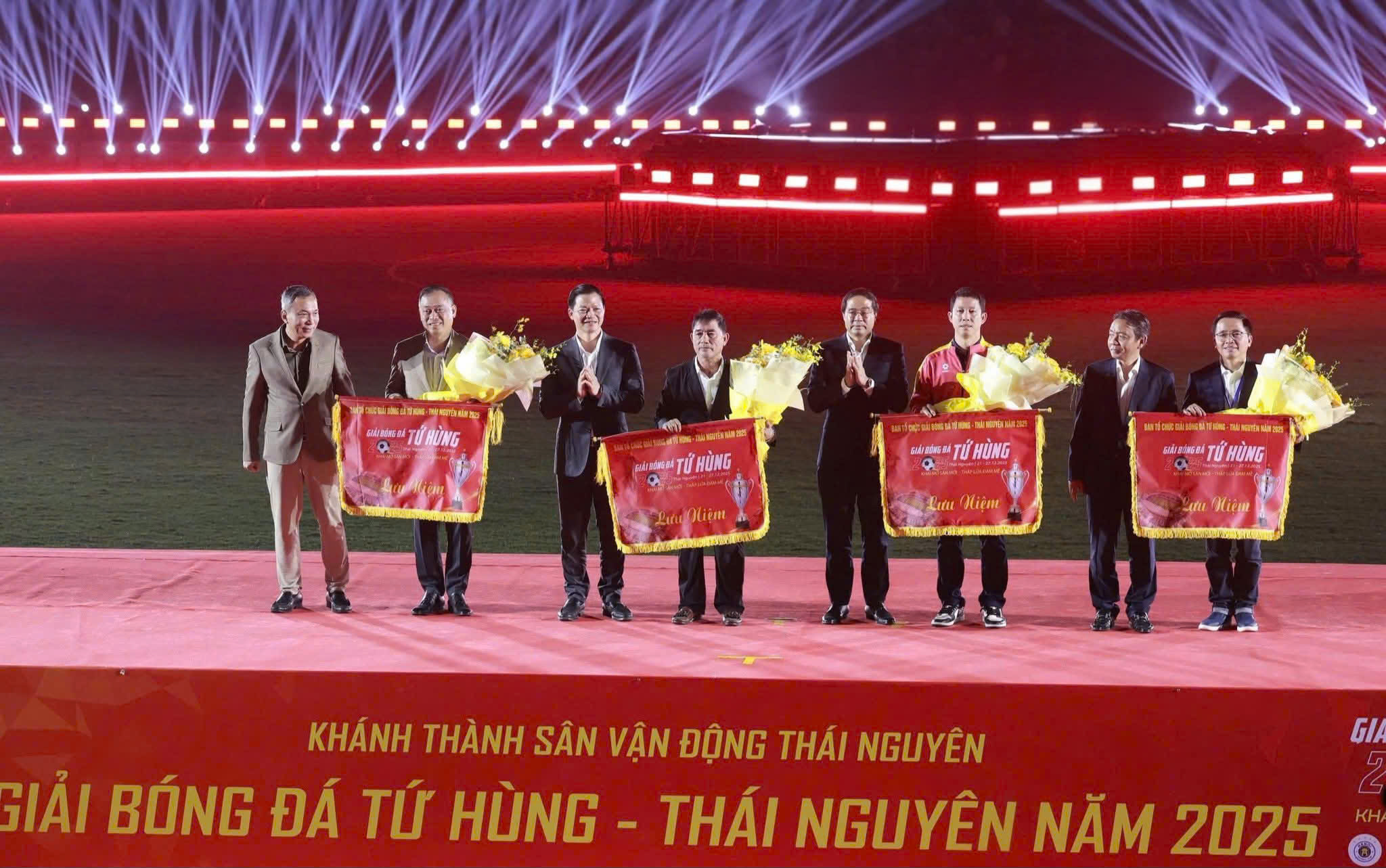 Thái Nguyên rực sáng trong đêm khai mạc Giải Tứ hùng 2025- Ảnh 10.