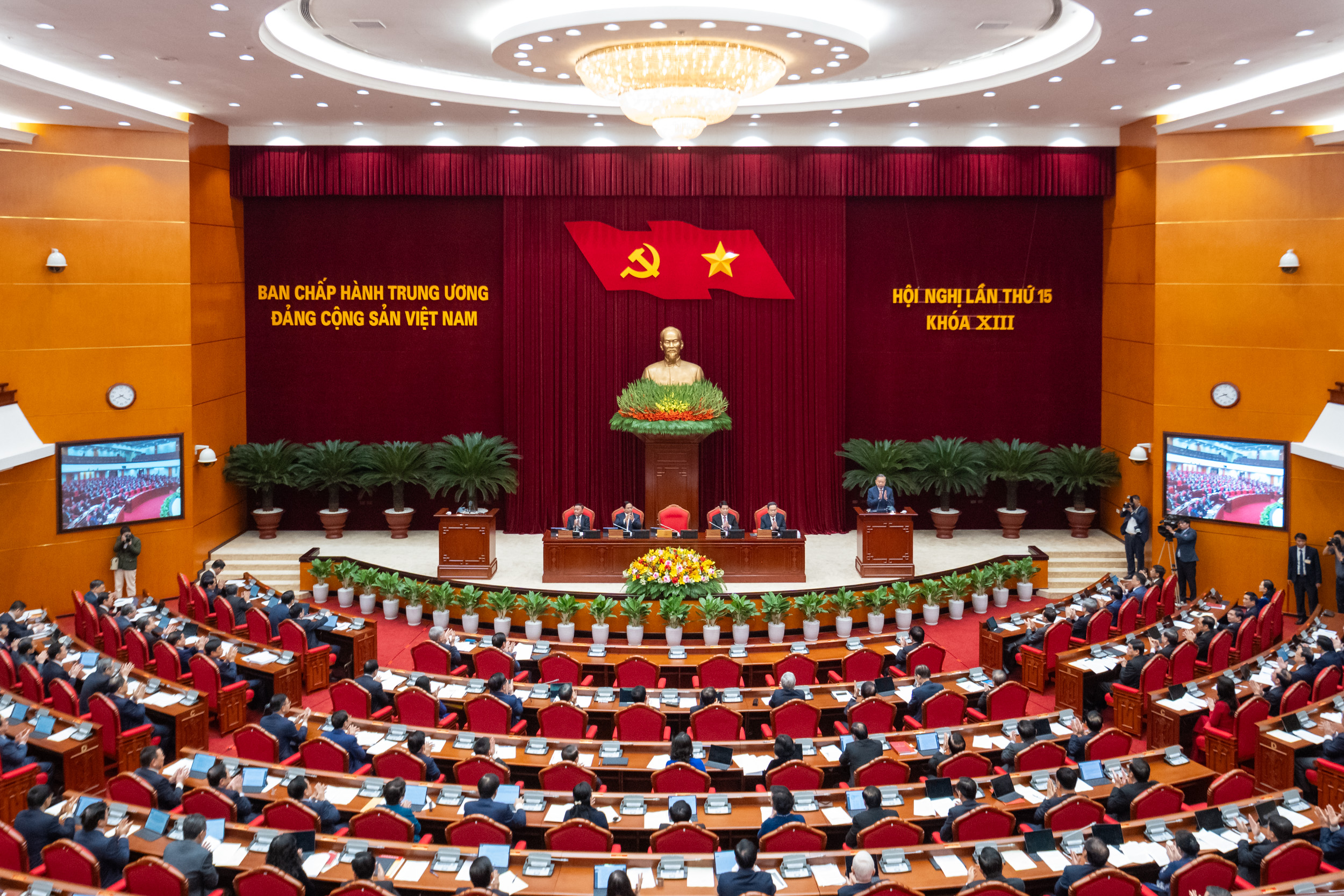 Khai mạc Hội nghị Trung ương 15, quyết nhân sự Đại hội XIV - Ảnh 2.